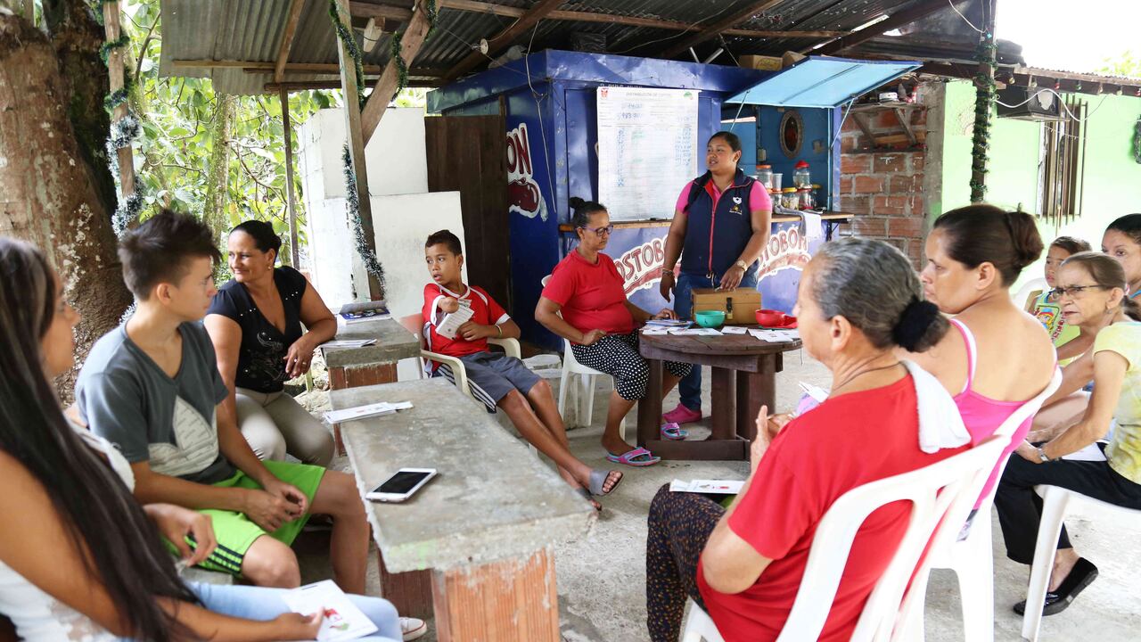 Varios vecinos se reúnen para llevar las cuentas, debatir nuevos proyectos y compartir las necesidades más apremiadas de su comunidad.