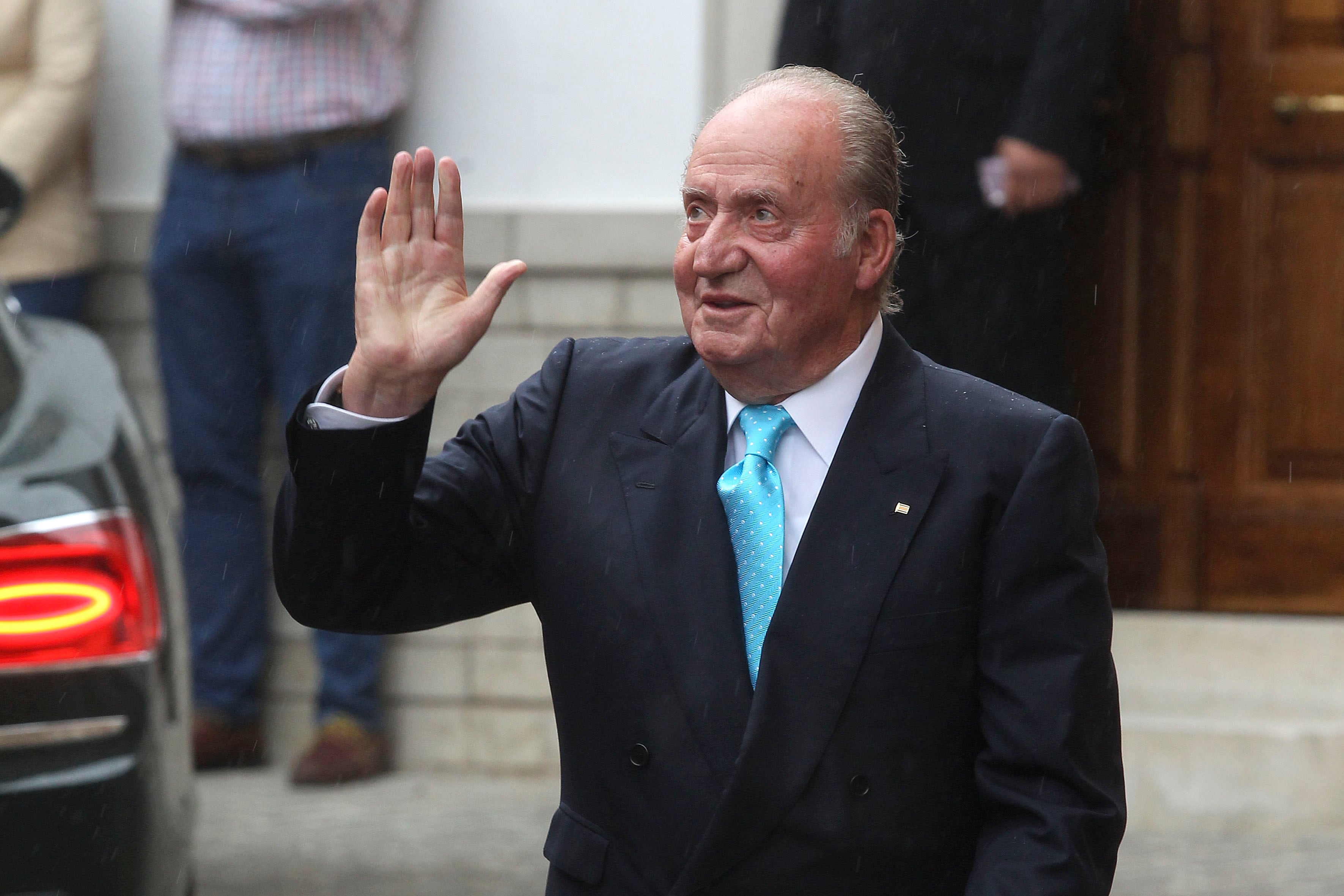 El rey Juan Carlos asiste a la boda de Lady Charlotte Wellesley y Alejandro Santo Domingo en Illora el 28 de mayo de 2016 en Granada, España.
