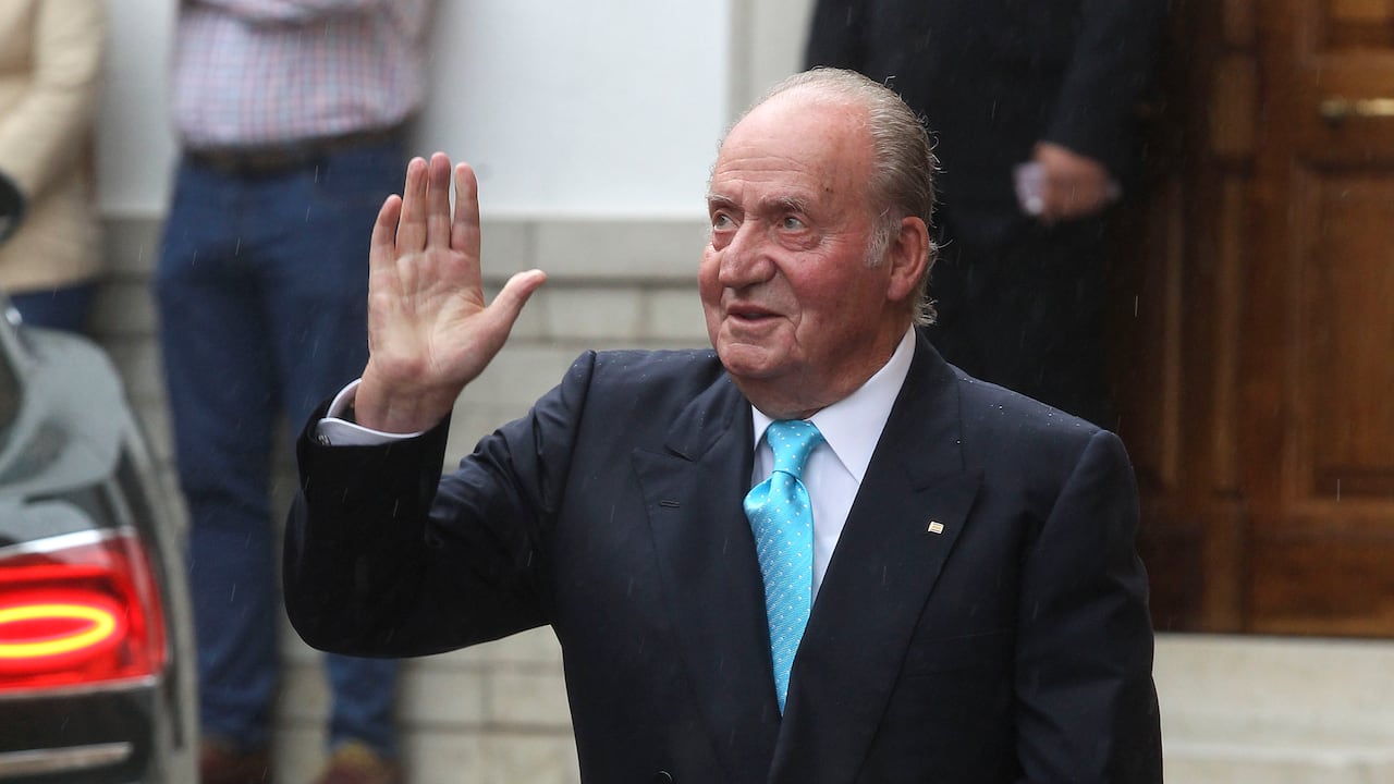 El rey Juan Carlos asiste a la boda de Lady Charlotte Wellesley y Alejandro Santo Domingo en Illora el 28 de mayo de 2016 en Granada, España.