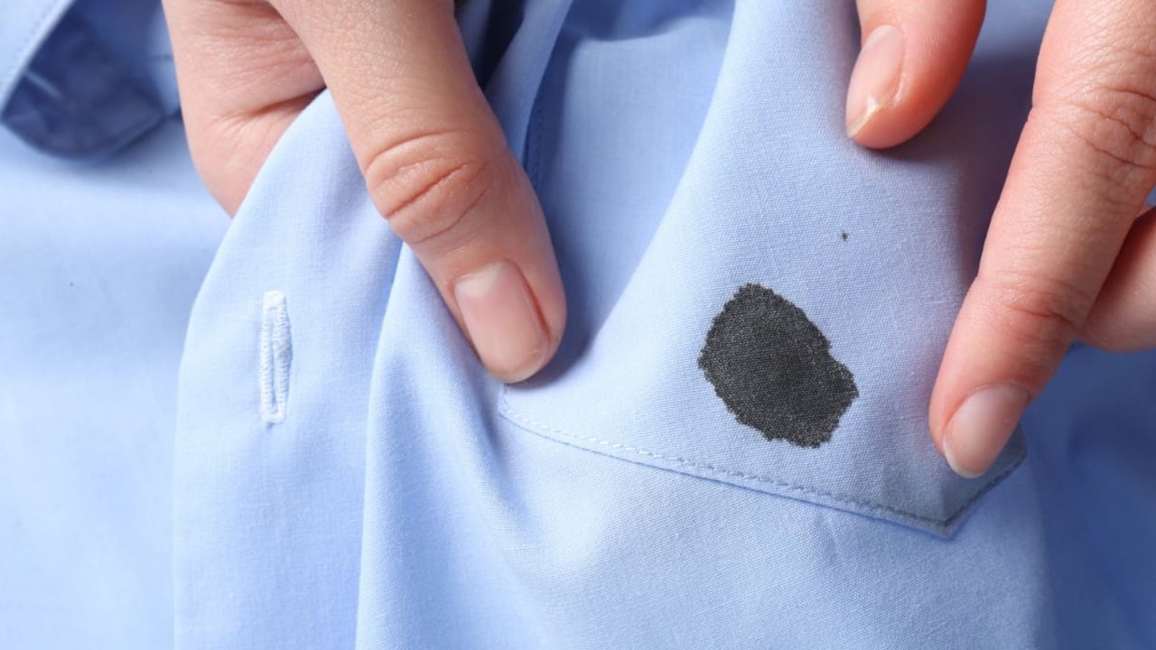 Manchas de tinta en la ropa.