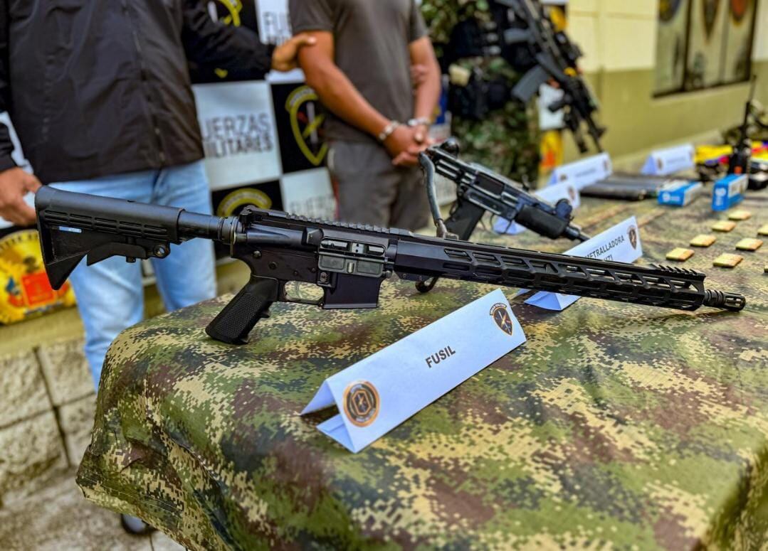 Fusil decomisado en la operación militar.