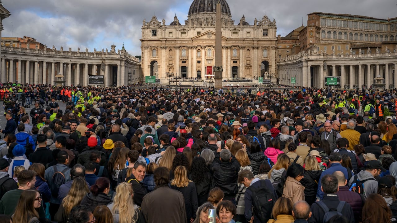 Miles de fieles quieren estar en primer lugar para despedir al pontífice.