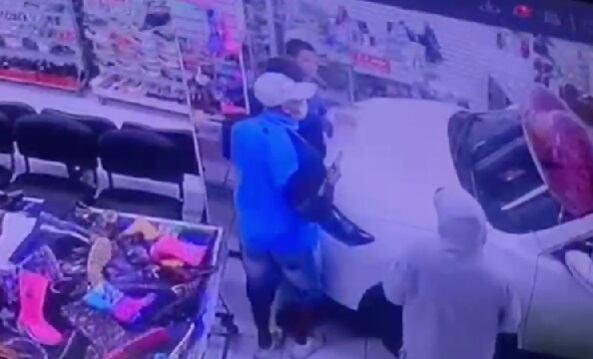 Los ladrones intimidaron al comerciante dentro de su local.