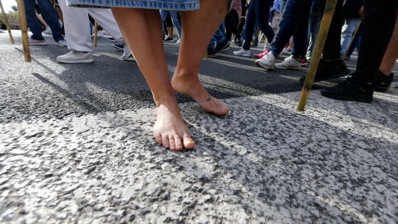 Una persona descalza en la romería de Santa Faz en Alicante, el 11 de abril de 2024 en Alicante, Comunidad Valenciana, España (Foto de Joaquín P.Reina/Europa Press vía Getty Images)