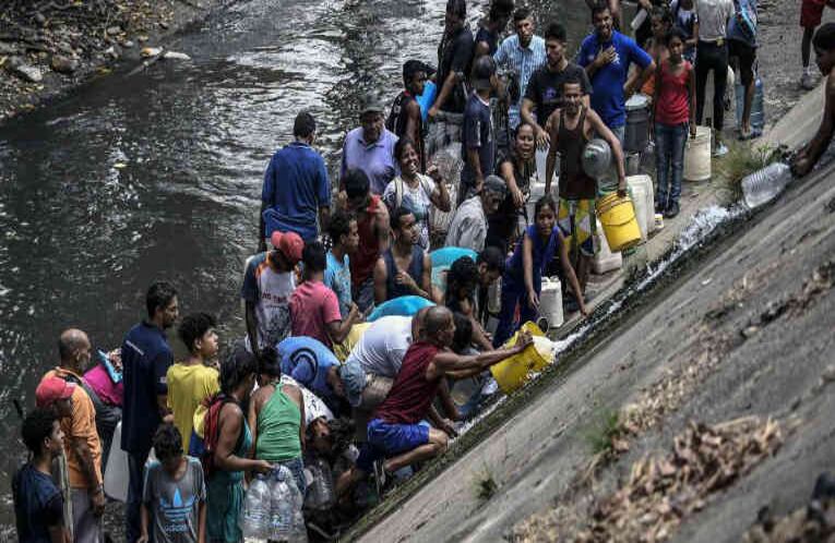 (7 de marzo) La crisis en Venezuela se agrava cada día más. Al apagón de seis días se le sumó el desabastecimiento de agua y los saqueos en ciudades como Caracas y Maracaibo. En la frontera con Colombia, venezolanos seguían arriesgando sus vidas en busca de un futuro mejor. Según Nicolás Maduro, las razones por la que casi todo el territorio venezolano estuvo en penumbras son “múltiples ataques cibernéticos que ocasionaron su caída y han impedido los intentos de reconexión nacional”. Según el líder, seguían “dando una fuerte batalla por la liberación del Sistema Eléctrico Nacional, progresivamente hemos venido superando y protegiendo el sistema de los ataques que intentan impedir la reconexión”. 