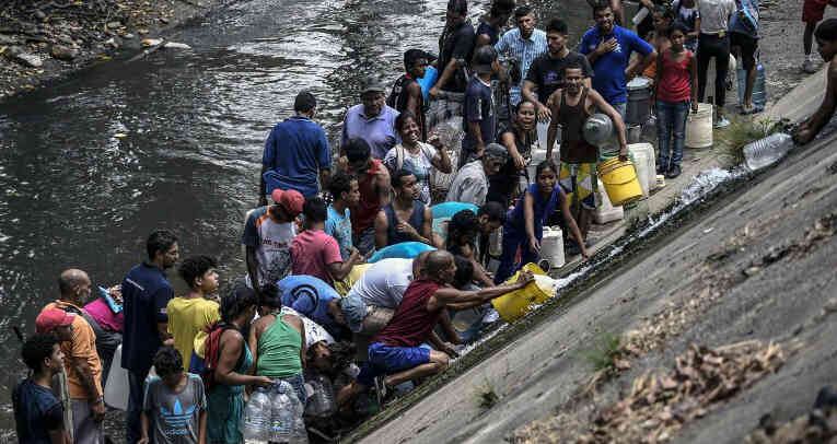 (7 de marzo) La crisis en Venezuela se agrava cada día más. Al apagón de seis días se le sumó el desabastecimiento de agua y los saqueos en ciudades como Caracas y Maracaibo. En la frontera con Colombia, venezolanos seguían arriesgando sus vidas en busca de un futuro mejor. Según Nicolás Maduro, las razones por la que casi todo el territorio venezolano estuvo en penumbras son “múltiples ataques cibernéticos que ocasionaron su caída y han impedido los intentos de reconexión nacional”. Según el líder, seguían “dando una fuerte batalla por la liberación del Sistema Eléctrico Nacional, progresivamente hemos venido superando y protegiendo el sistema de los ataques que intentan impedir la reconexión”. 