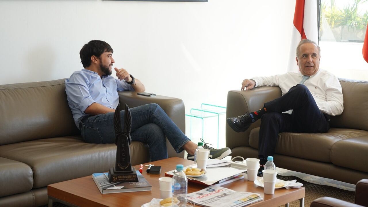 A la izquierda el alcalde de Barranquilla, Jaime Pumarejo, a la derecha el ministro de Transporte, Guillermo Francisco Reyes González.