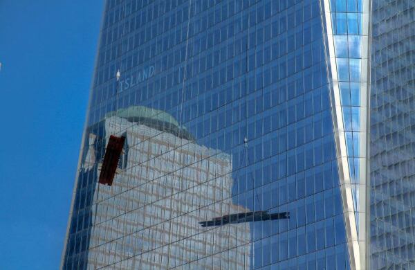 10 de agosto de 2011. La 'cortina' de cristales de la Torre Uno y sus reflejos.