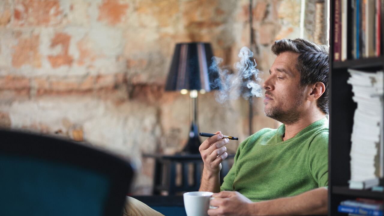 Joven consumiendo cigarrillo electrónico - Imagen de referencia