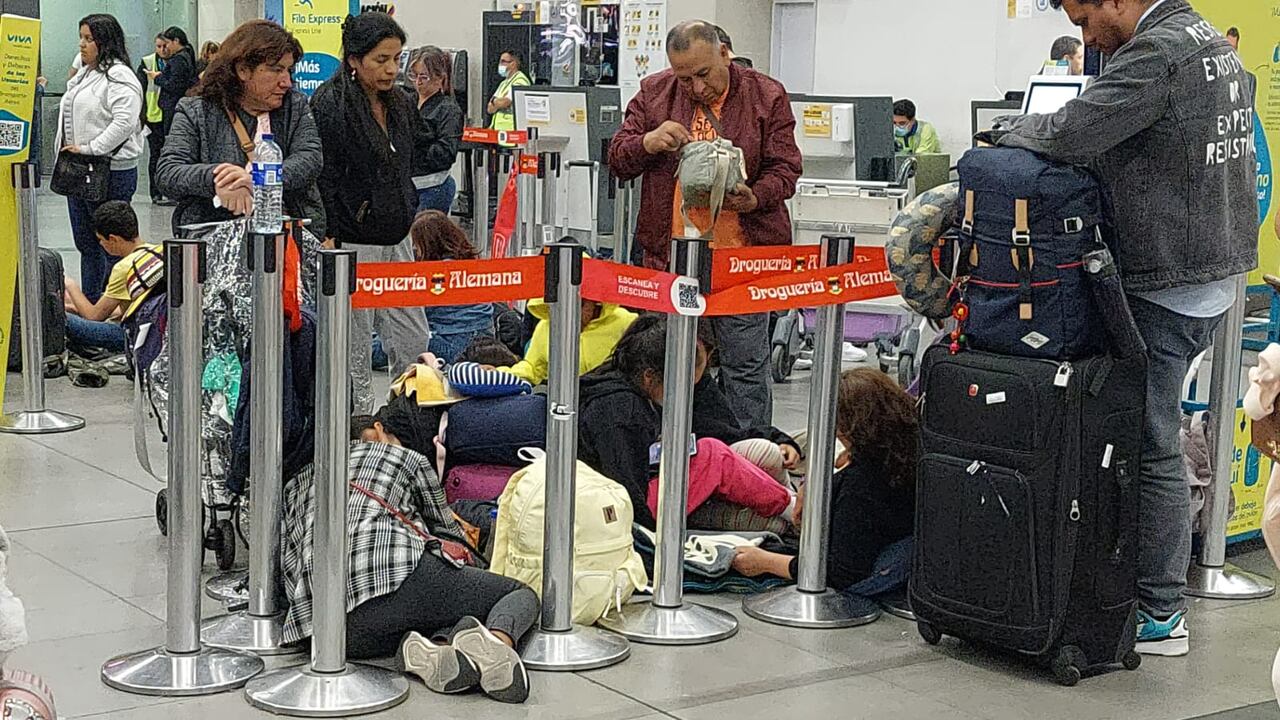 Bogotá y Medellín fueron las ciudades más afectadas por la suspensión de operaciones de Viva Air. Cientos de pasajeros se quedaron en las terminales aéreas pasando la noche  a la espera de una solución frente a los vuelos que no pudieron abordar.