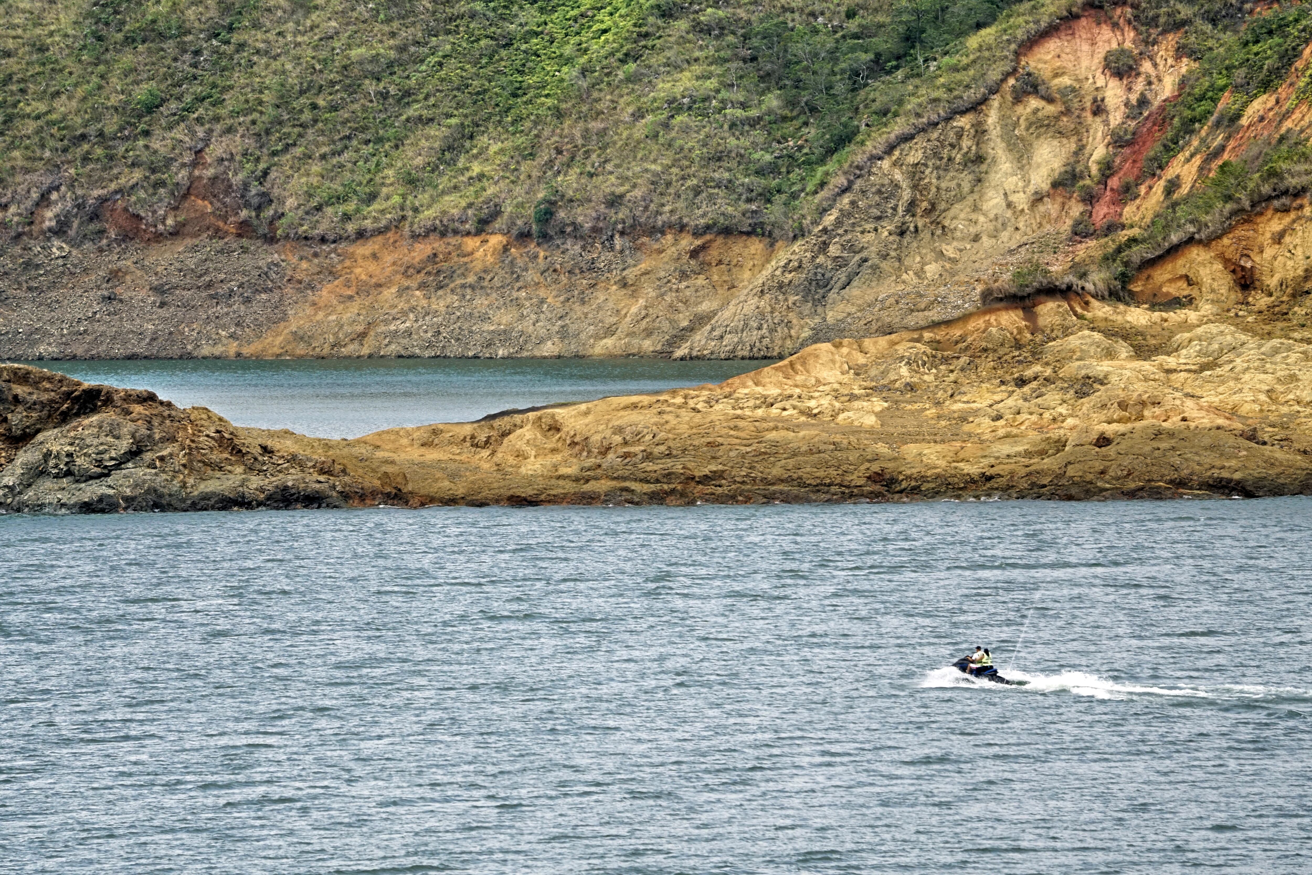 El fenómeno del Niño no solo ha cambiado la intensidad de los fenómenos meteorológicos, sino que también ha cambiado los paisajes naturales, como pasa con el Lago Calima en el Valle del Cauca. En las orillas de este gran lago artificial, se nota la disminución en el nivel de sus aguas