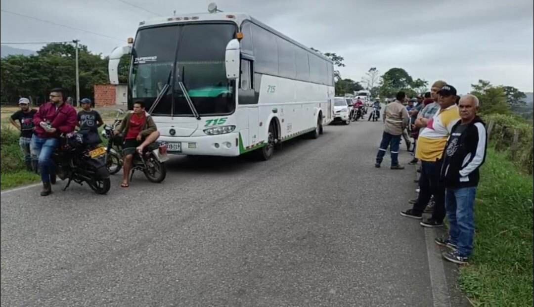 Hay varios carros represados.