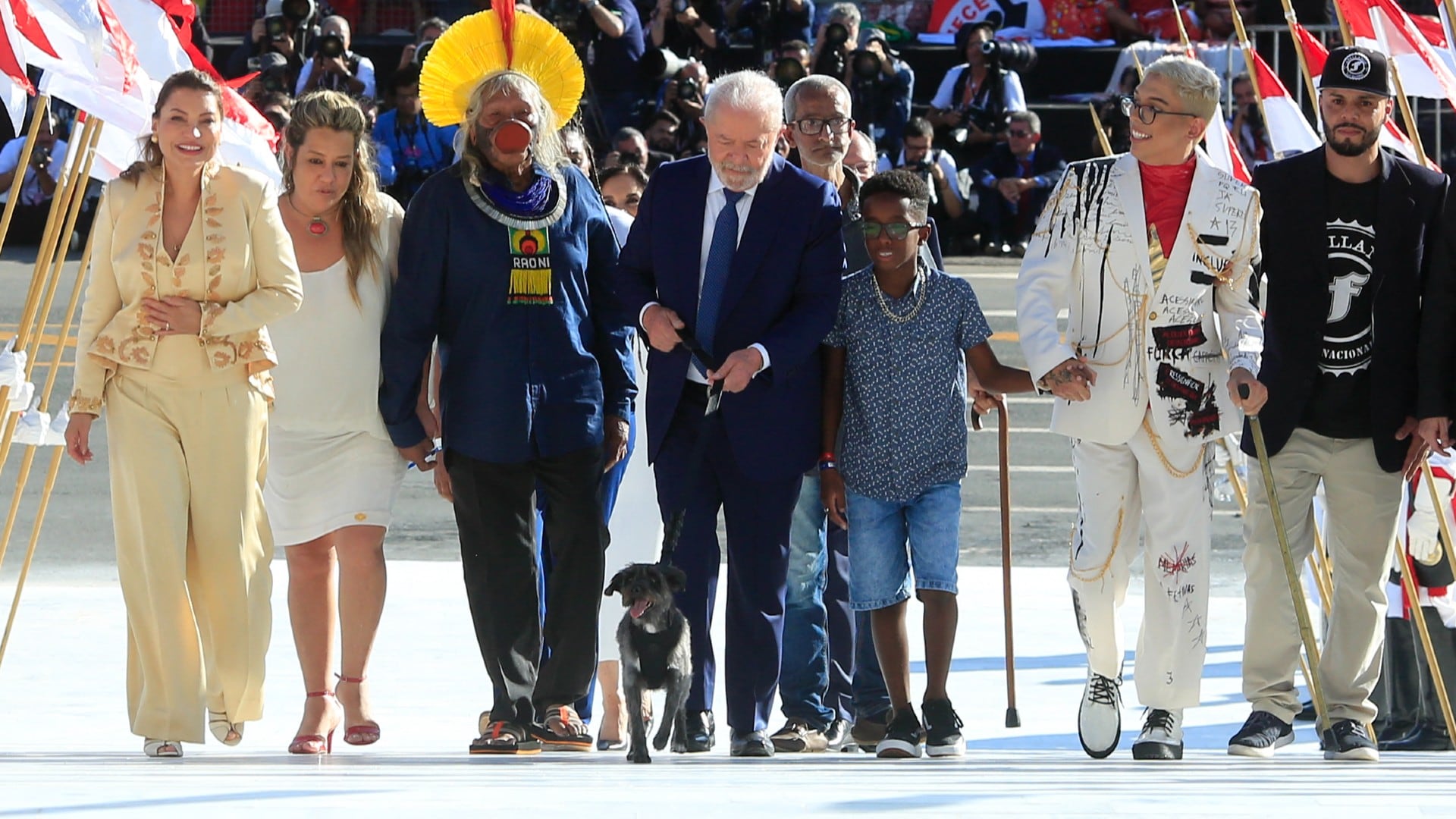 Luis Inacio Lula da Silva, en compañía de representantes de diferentes sectores de Brasil, durante su posesión.
