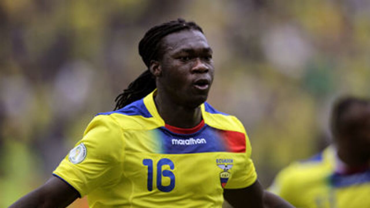 Felipe Caicedo celebra uno de los goles de Ecuador, en el partido en que su equipo se impuso en condición de local 3-1.