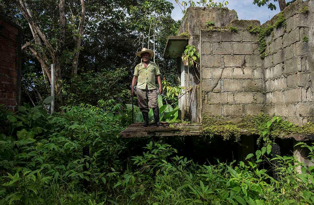 Luis Aníbal Gómez, de 65 años, posa afuera de la casa en la que habitaba con sus 4 hijos y su esposa. En su vivienda, de dos pisos, funcionaba una bicicletería y una tienda. Hoy vive en el barrio el obrero en Florencia Caquetá y se dedica a oficios varios.