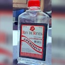 Son varias las diferencias entre la botella legal de Rey de Reyes y la botella del licor adulterado.