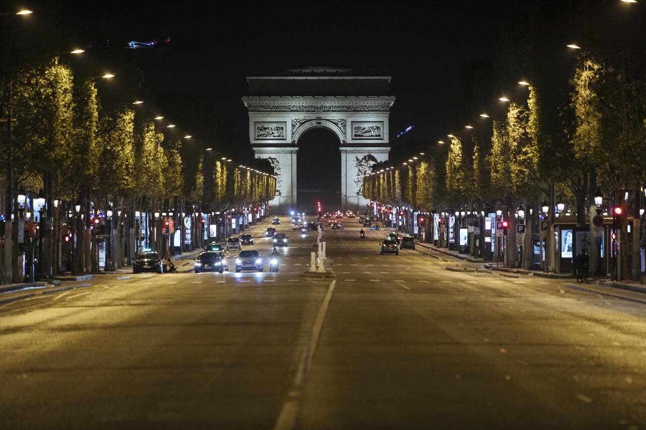 Desolada, así lució París en la primera noche de toque de queda por coronavirus