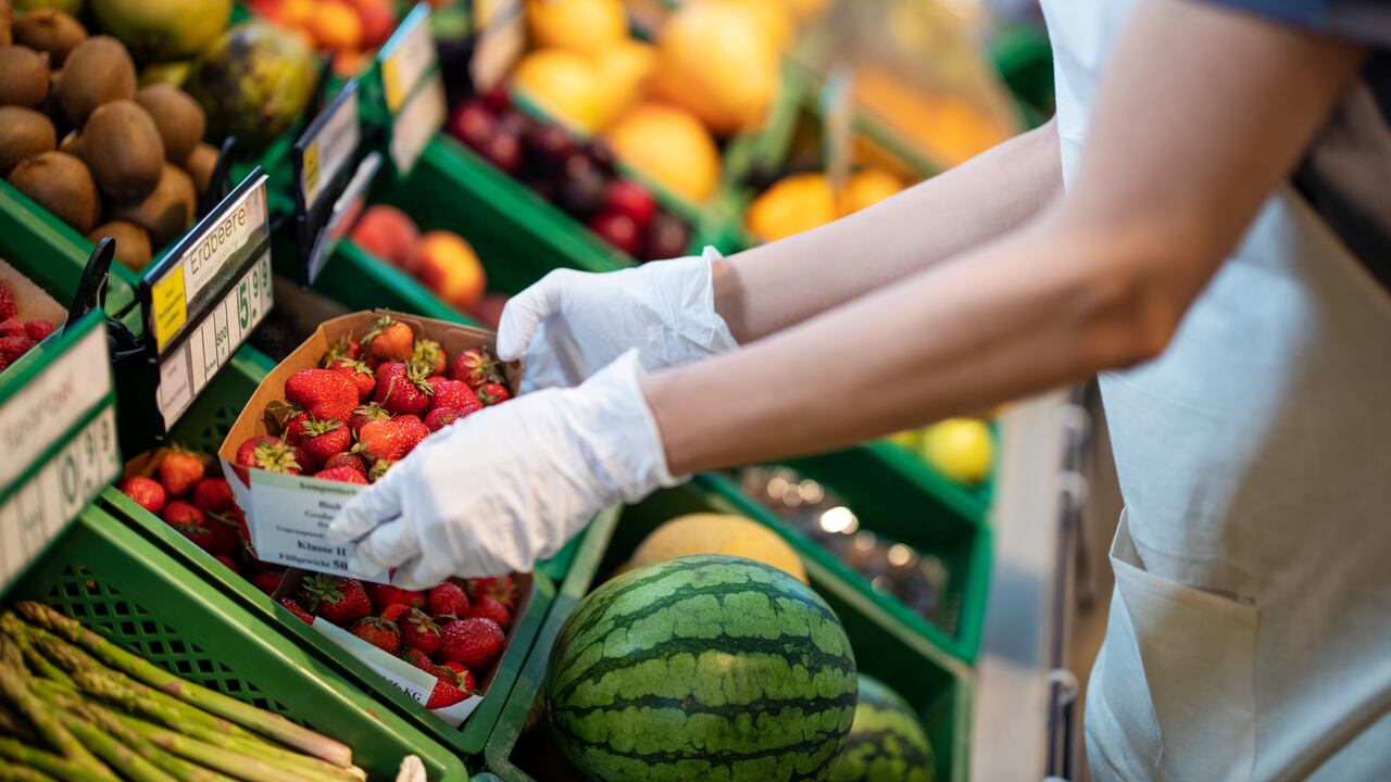 Además del ejercicio físico, los expertos recomiendan establecer una dieta que le permita a la persona no solo reducir de peso, sino mantener una vida saludable y prolongar los años de vida.