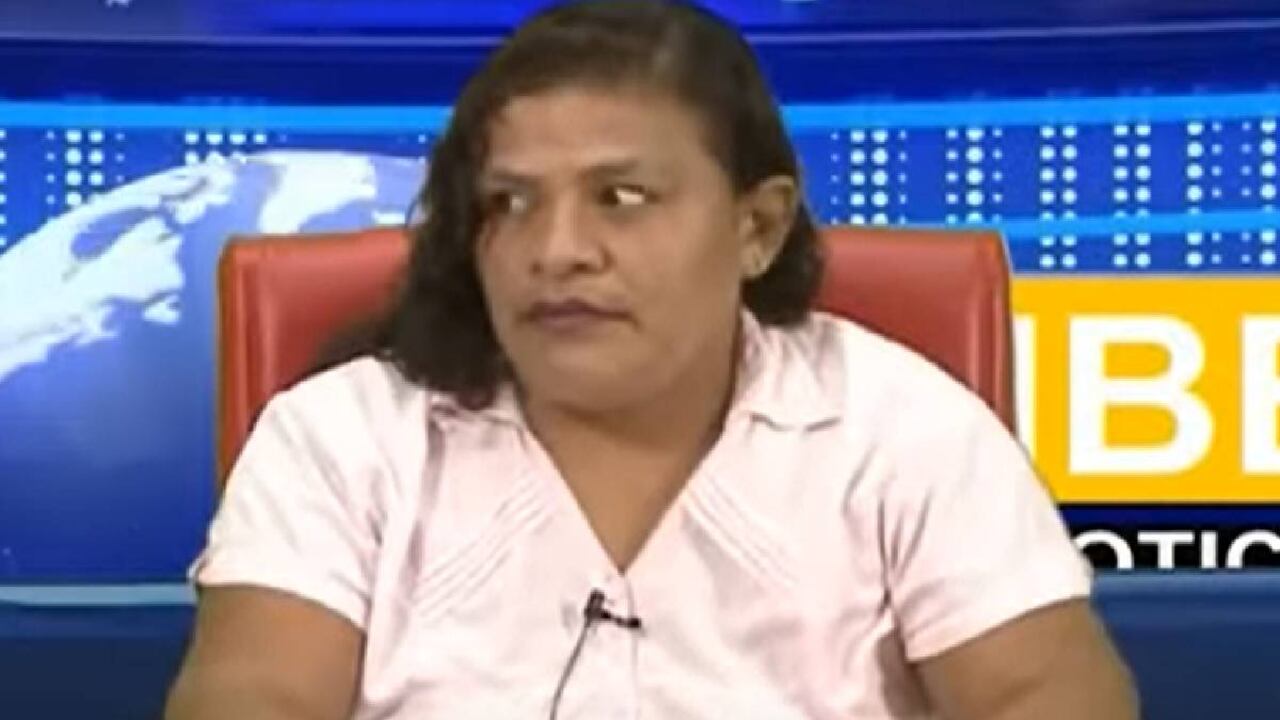 Periodista fue captada hurgándose la nariz en vivo. Confesó que las burlas recibidas la tienen muy afectada.