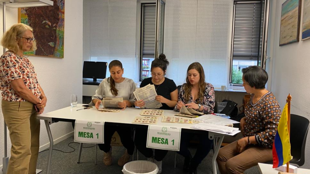 Elecciones en Berna, Suiza se desarrollan con total tranquilidad.