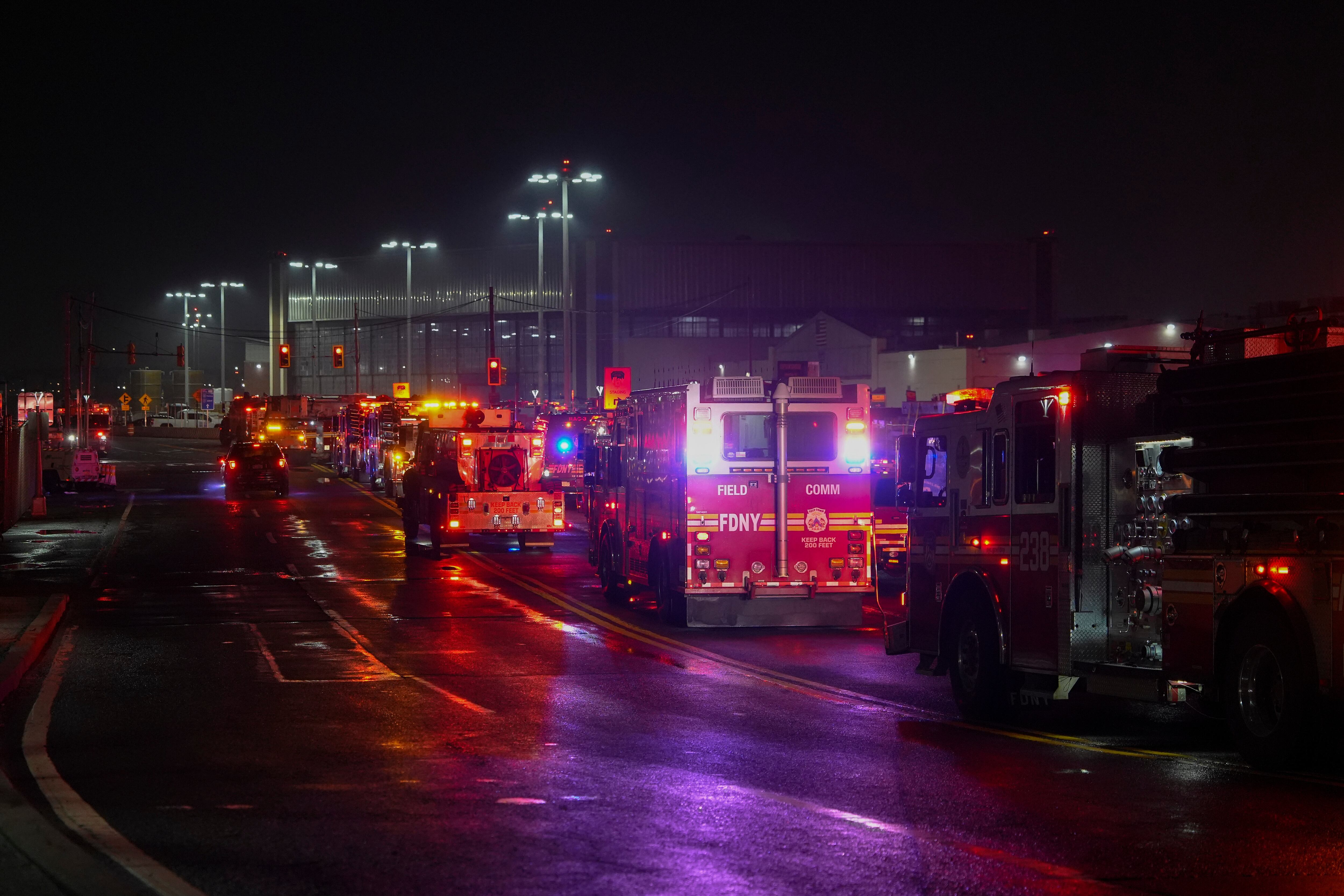 Un avión de Air Canadá se ve en la pista en el Aeropuerto LaGuardia, tras chocar con un vehículo de la Autoridad Portuaria en Nueva York.