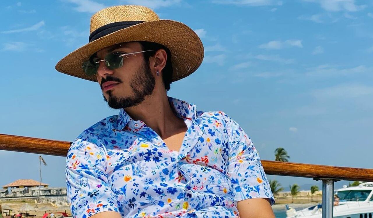 El cantante tuvo que seguir con el show en vivo que estaba realizando