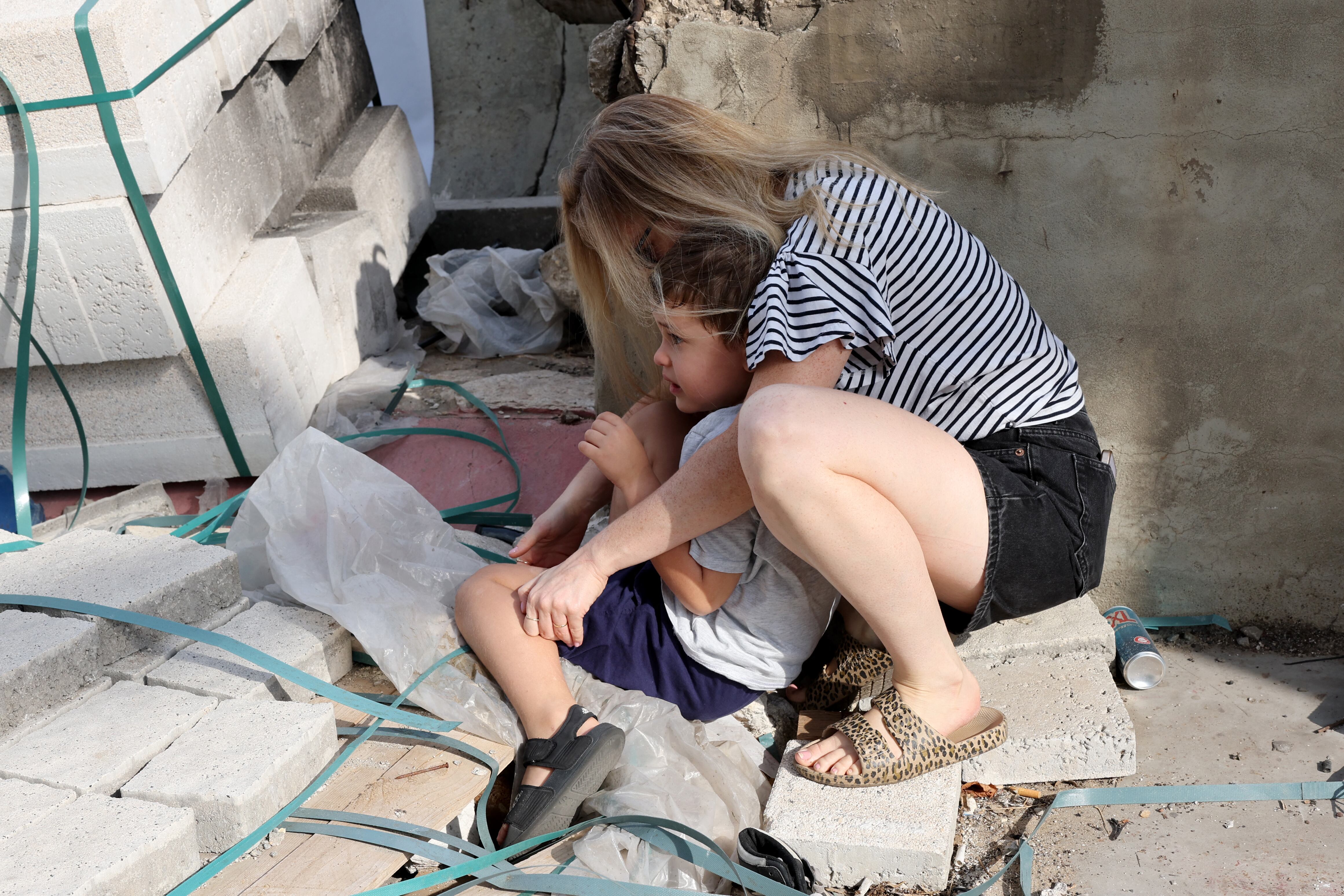 Miles de civiles, tanto palestinos como israelíes, han muerto desde el 7 de octubre de 2023, después de que militantes palestinos de Hamás con base en la Franja de Gaza ingresaran al sur de Israel en un ataque sin precedentes que desencadenó una guerra declarada por Israel a Hamás con bombardeos de represalia en Gaza.