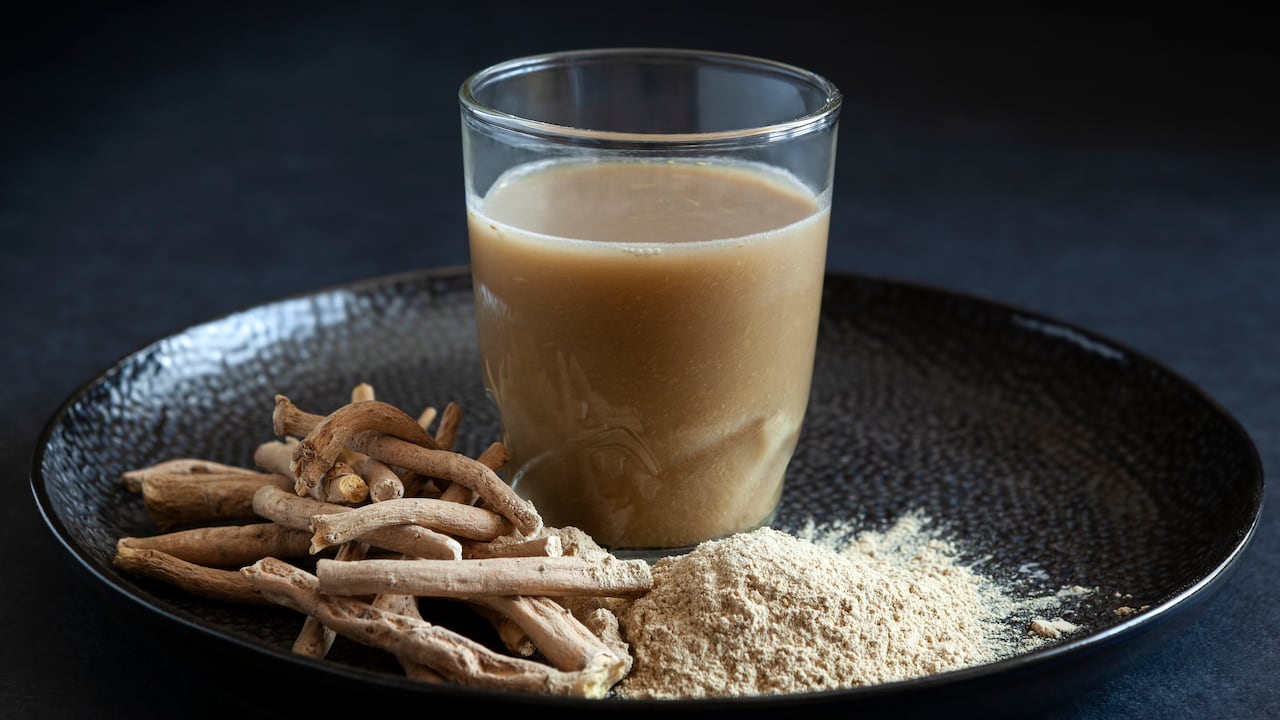 Raíz seca de Ashwagandha, también conocida como Ginseng indio. Esta planta contiene sustancias químicas que pueden ayudar a calmar el cerebro, reducir la hinchazón, disminuir la presión arterial y alterar el sistema inmunológico.