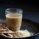 Raíz seca de Ashwagandha, también conocida como Ginseng indio. Esta planta contiene sustancias químicas que pueden ayudar a calmar el cerebro, reducir la hinchazón, disminuir la presión arterial y alterar el sistema inmunológico.