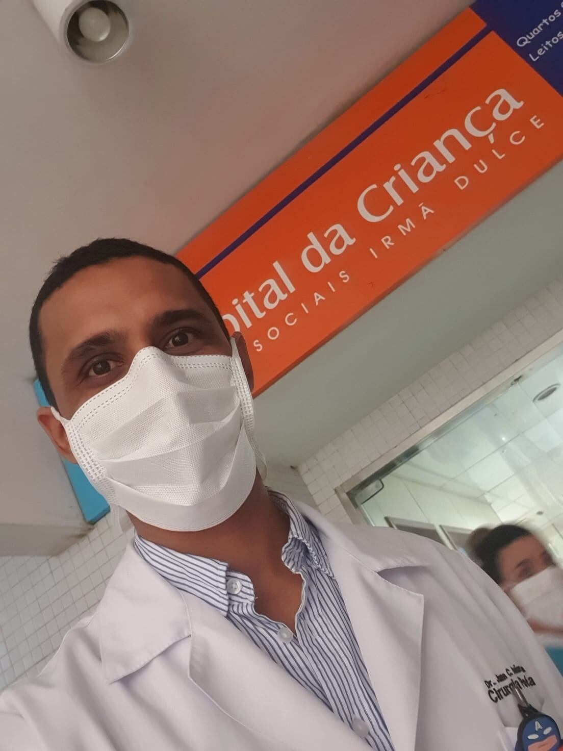 Juan Carlos Dueñas, médico pediatra, que pide ser homilogado en Colombia