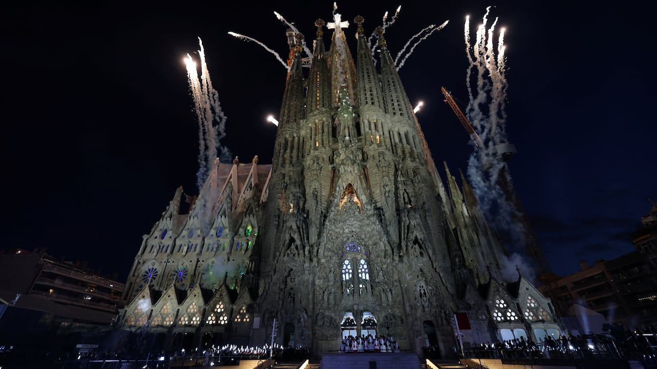 El papa León XIV bendijo la torre más alta de la famosa basílica de la Sagrada Familia de Barcelona.