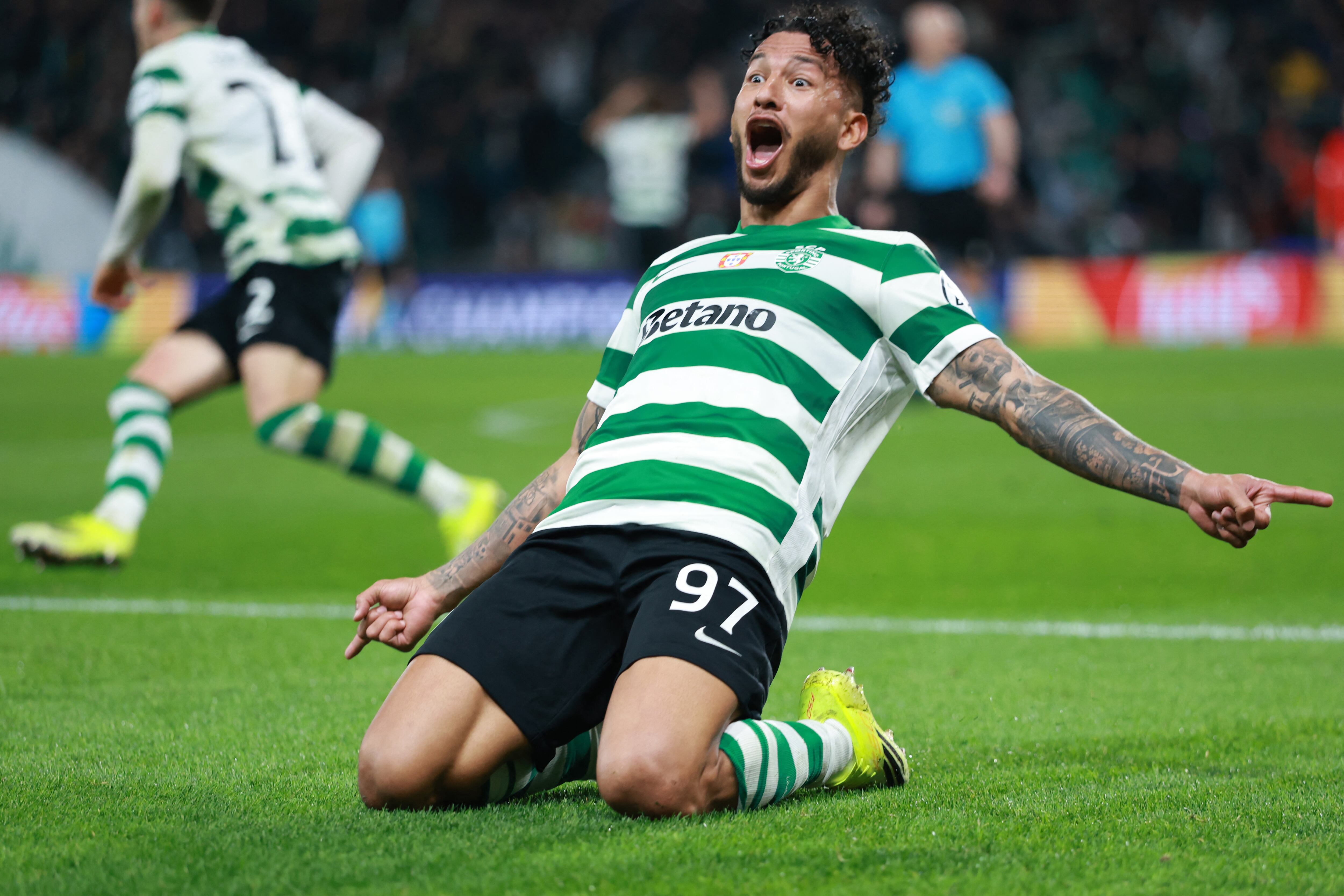 El delantero colombiano #97 del Sporting de Lisboa, Luis Suárez, celebra su segundo gol durante el partido de la jornada 7 de la fase de liga de la UEFA Champions League entre el Sporting CP y el Paris Saint Germain en el estadio José Alvalade en Lisboa el 20 de enero de 2026. (Foto de PATRICIA DE MELO MOREIRA / AFP)