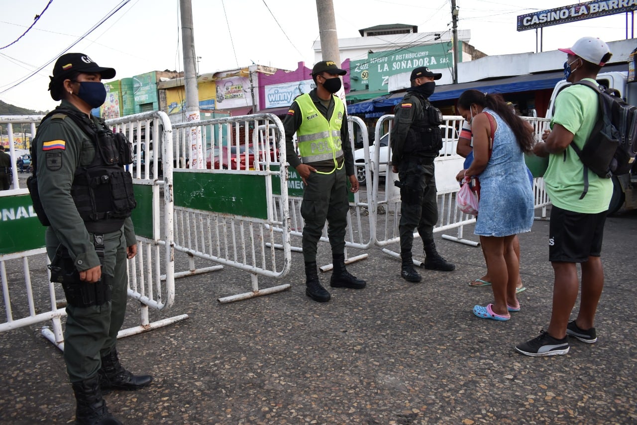 Policías controlan el ingreso de personas en el Mercado de Bazurto.