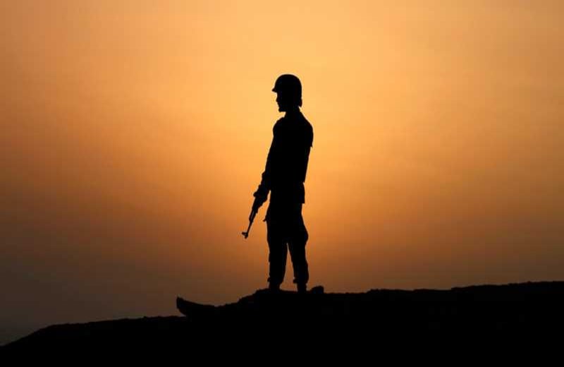 Un soldado pakistaní hace guardia en el puerto de Gwdar, uno de los puntos más importantes para el comercio entre Pakistán y China. 