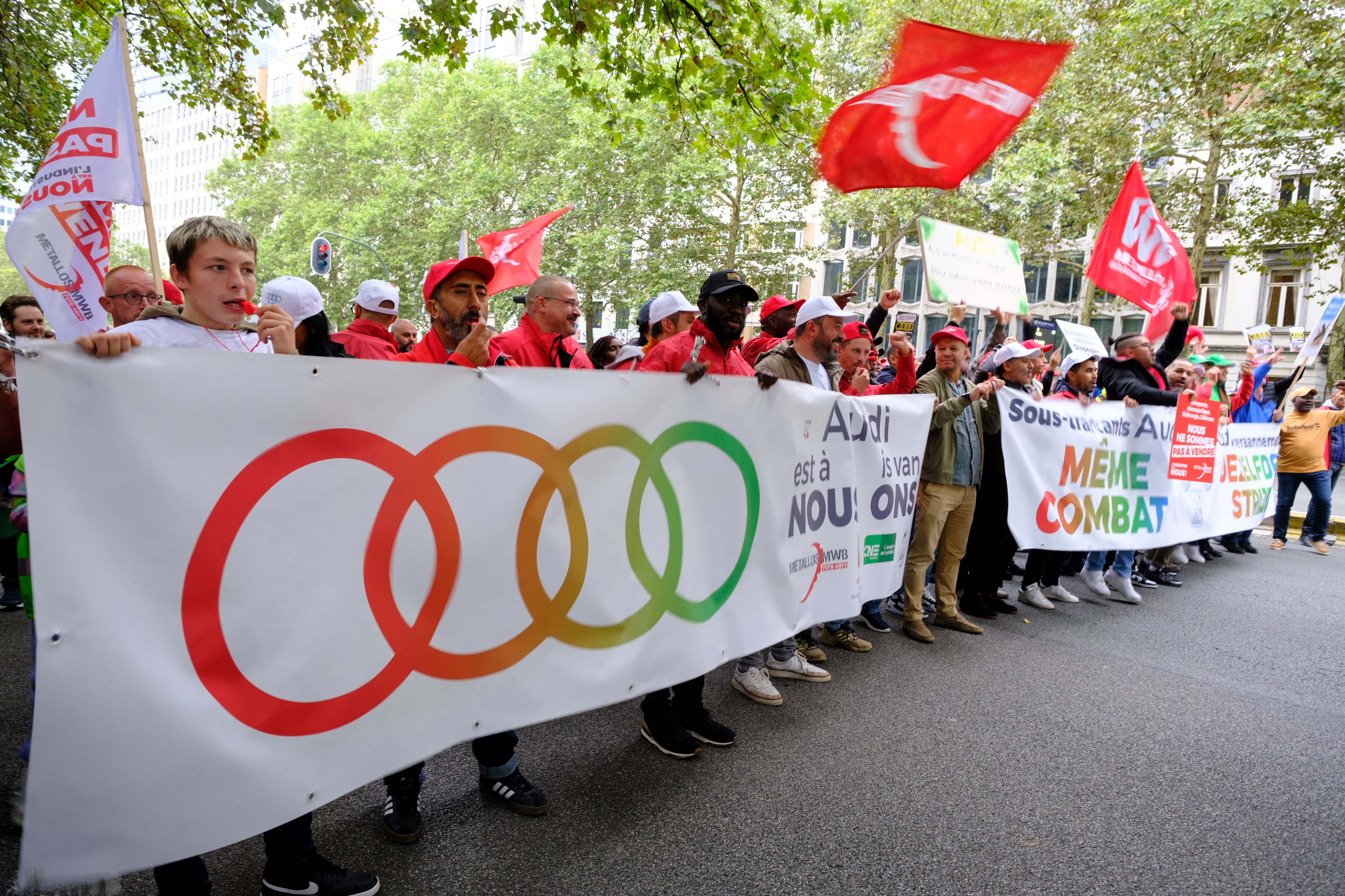 Empleados de Audi en Bruselas durante una protesta en septiembre. pedían no cerrar al planta.
