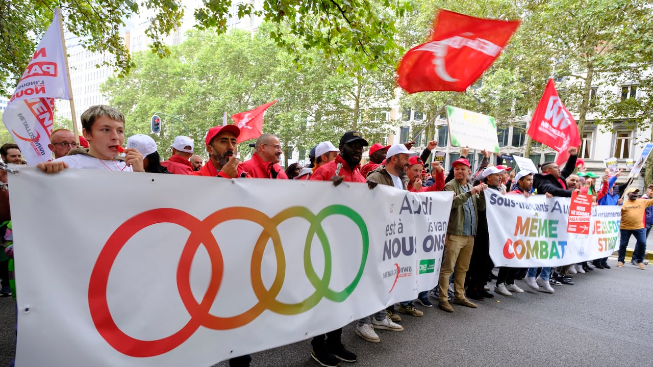 Empleados de Audi en Bruselas durante una protesta en septiembre. pedían no cerrar al planta.