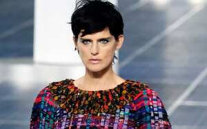 La supermodelo Stella Tennant se suicidó, confirma su familia