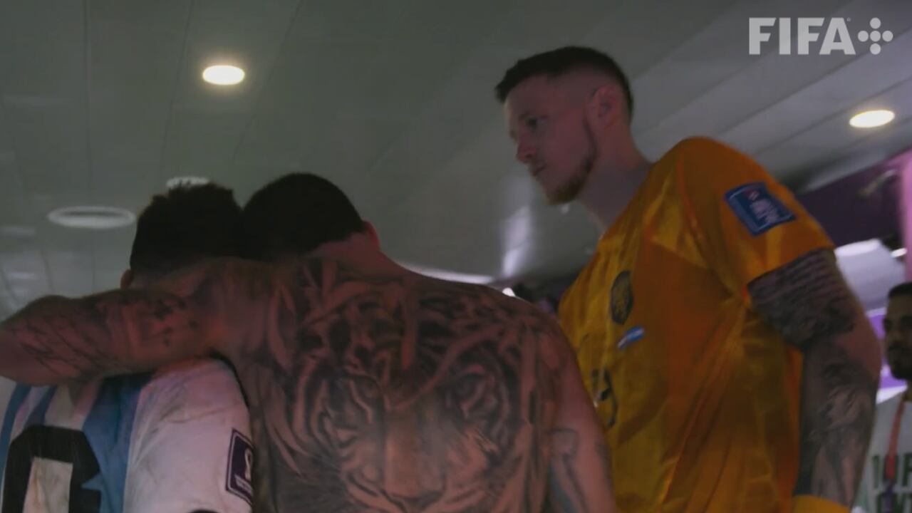 El momento exacto en que Weghorst intenta acercarse para hablar con Messi