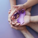 Manos de adultos y niños sosteniendo cintas moradas, enfermedad de Alzheimer, cáncer de páncreas, conciencia de la epilepsia, día mundial del cáncer sobre fondo púrpura