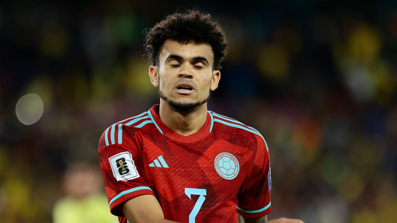 QUITO, ECUADOR - OCTOBER 17: Luis Diaz of Colombia reacts after missing the penalty kick during a FIFA World Cup 2026 Qualifier match between Ecuador and Colombia at Rodrigo Paz Delgado Stadium on October 17, 2023 in Quito, Ecuador. (Photo by Franklin Jacome/Getty Images)
