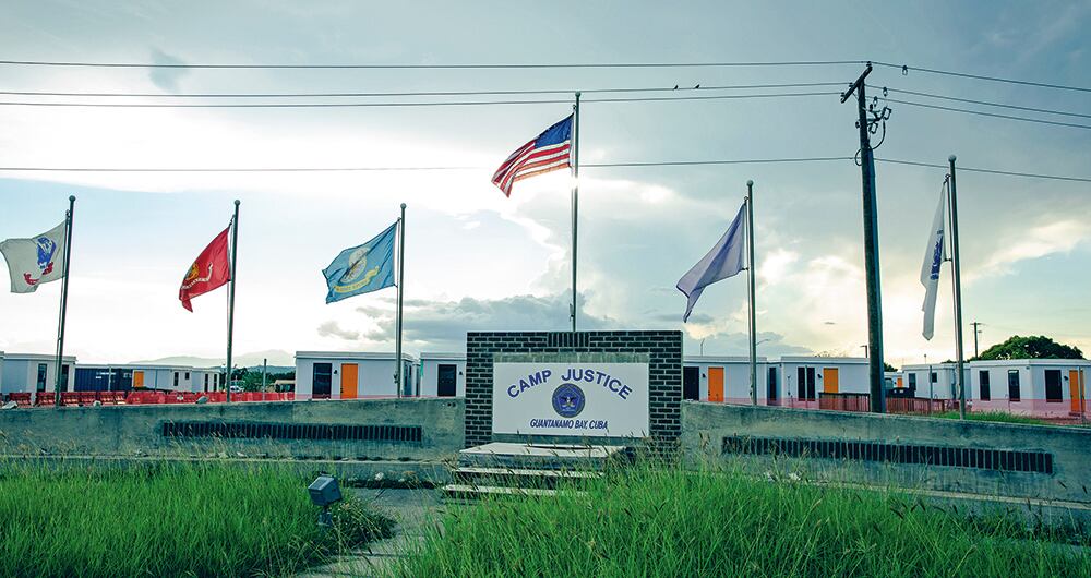 Como parte de las políticas de la administración de Trump, se plantea la idea de enviar a los migrantes que residen de manera irregular en el país a la cárcel de máxima seguridad. 