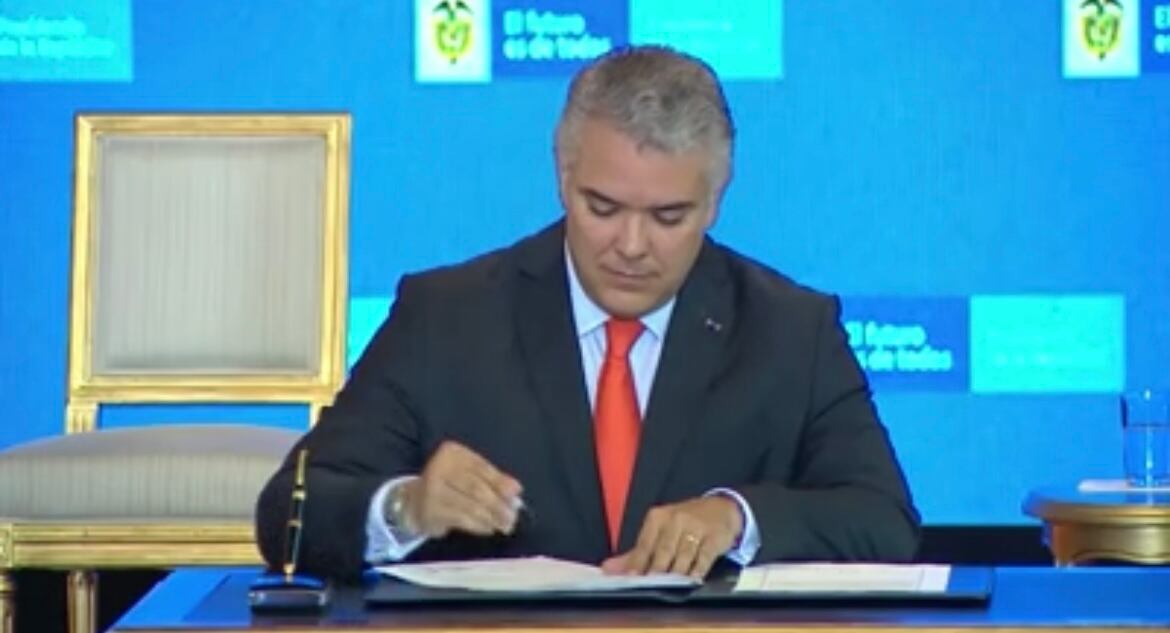 Presidente Iván Duque firmó el decreto sobre el aumento del salario mínimo.