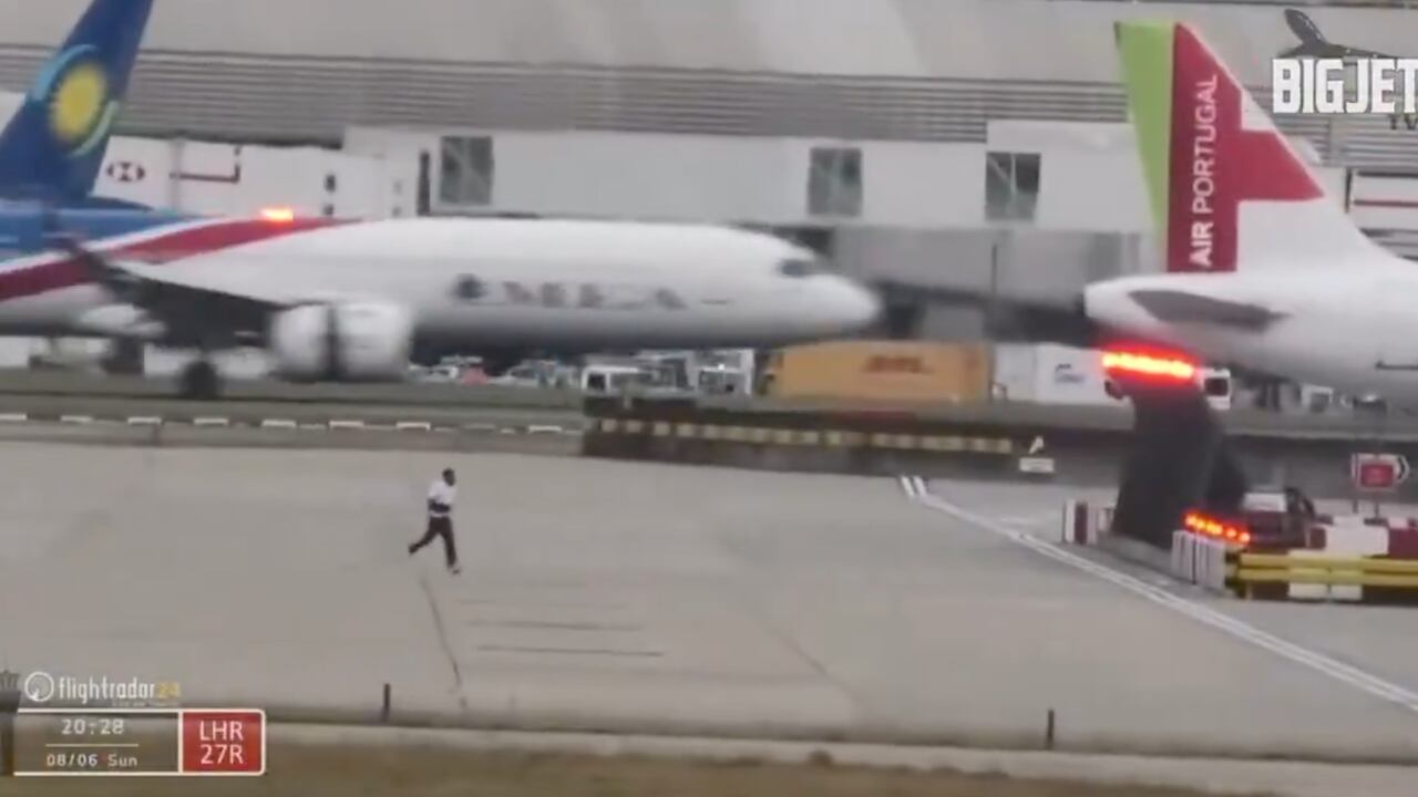 Las imágenes muestran al hombre correr por la pista