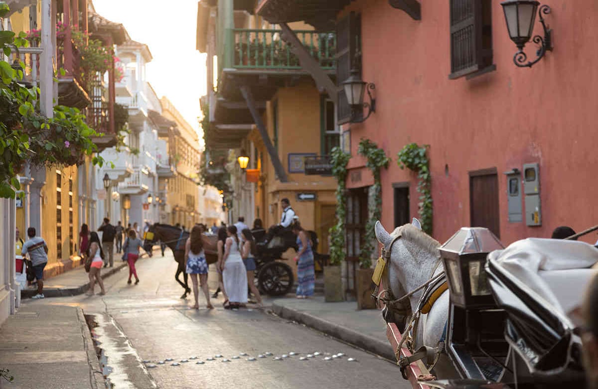 El pasado 15 de junio, el alcalde de Cartagena, William Dau Chamat, ordenó el cierre inmediato del Palacio de la Aduana tras confirmarse que cinco integrantes del gabinete y 20 contratistas de diferentes dependencias como la Secretaría General, Apoyo Logístico y la Unidad de Contratación resultaron contagiados por coronavirus. Getty Images