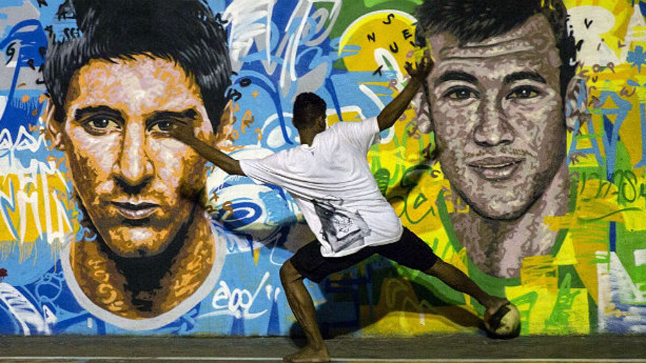Un grafiti de Messi y Neymar en Rio de Janeiro.