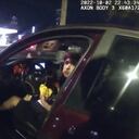 Momento en el que el exoficial James Brennand apunta a Erik Cantú mientras este comía una hamburguesa