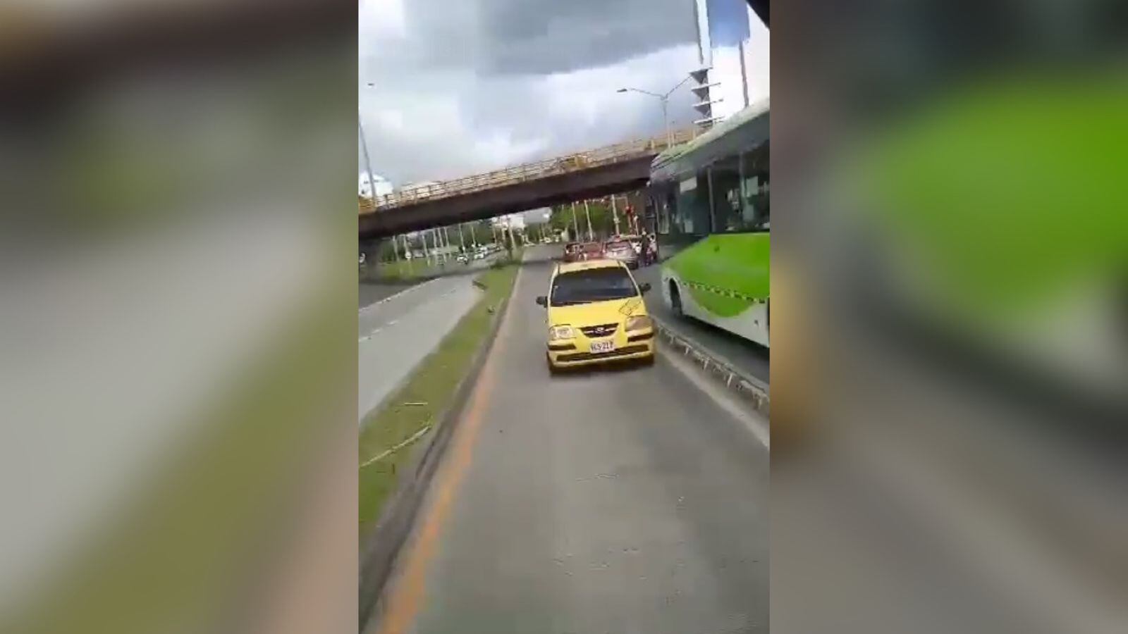 El taxista se metió al carril del MIO en contra vía.