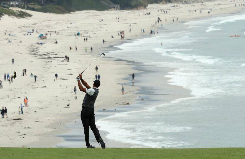 13 de junio - Tiger Woods realiza un segundo disparo en el noveno hoyo durante la primera ronda del 2019 U.S. Open en Pebble Beach Golf, California.  FOTO: Andrew Redington / Getty Images / AFP