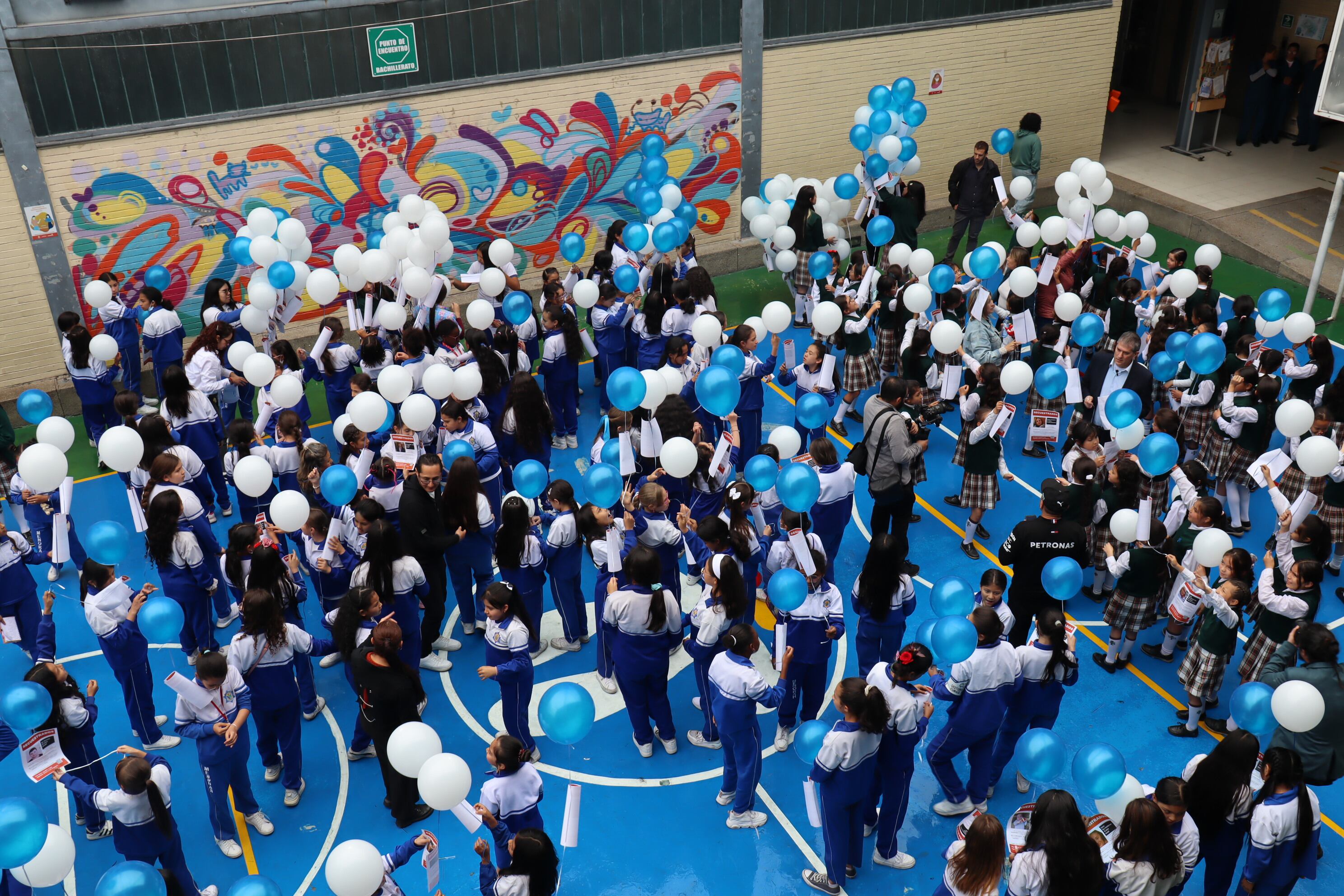 Los jóvenes estudiantes de esta institución han liberado globos al cielo, adornados con los colores de la bandera de Israel y los nombres de los 224 individuos que han sido tomados como rehenes por esta organización terrorista. Entre los cautivos, se encuentran bebés, niños, ancianos y mujeres, cuyos derechos y vidas deben ser restaurados.