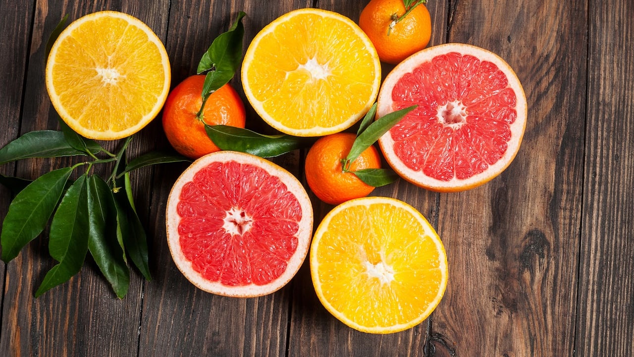 La vitamina C ayuda a producir colágeno y si se aplica en los brazos, poco a poco desaparecerán las ‘alas de murciélago’